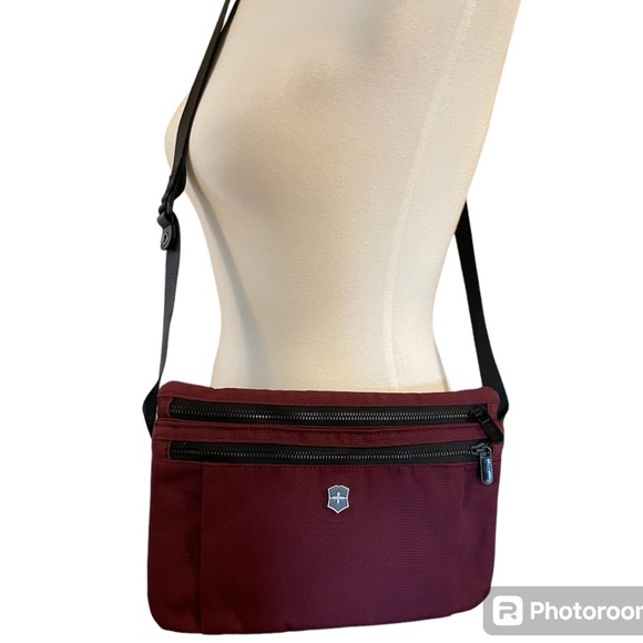Victorinox Lifestyle Accessory Compact Unisex Crossbody Bag - Picture 1 of 14
